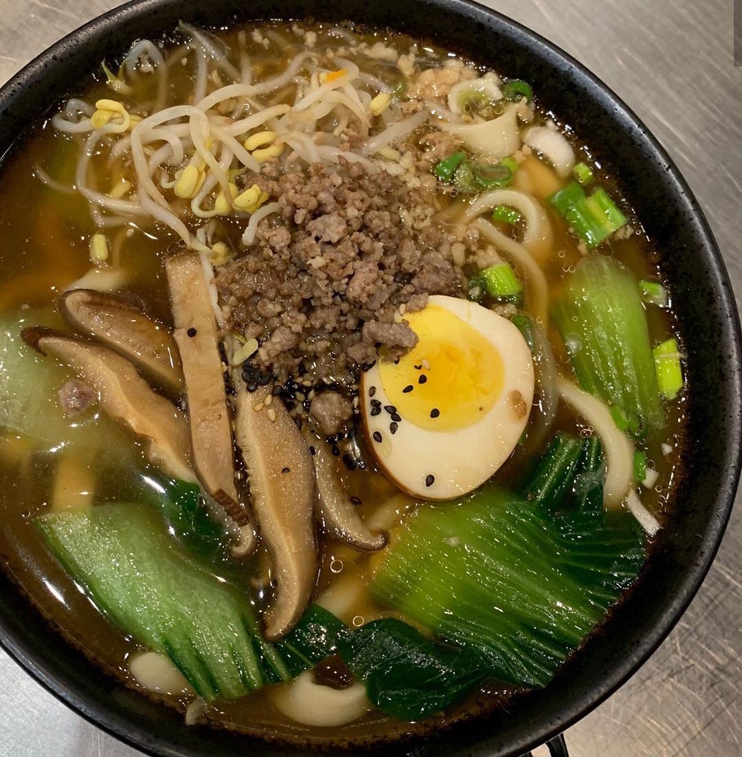 Noodles in brodo con pak choi e carne macinata 