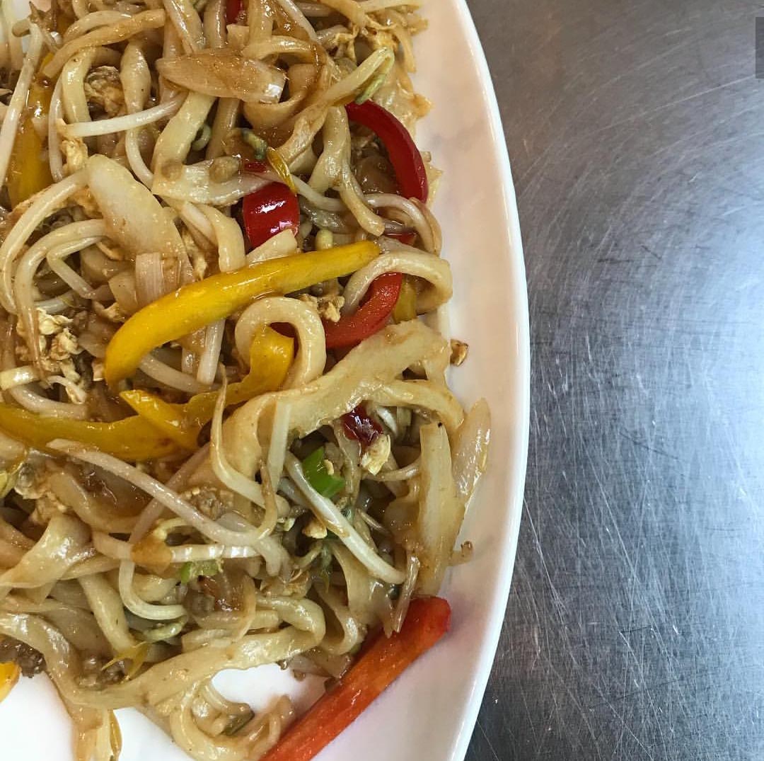 Noodles saltati con carne macinata piccante