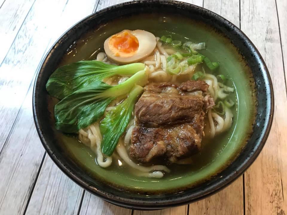 Noodles in brodo di pomodori, uova e carne macinata