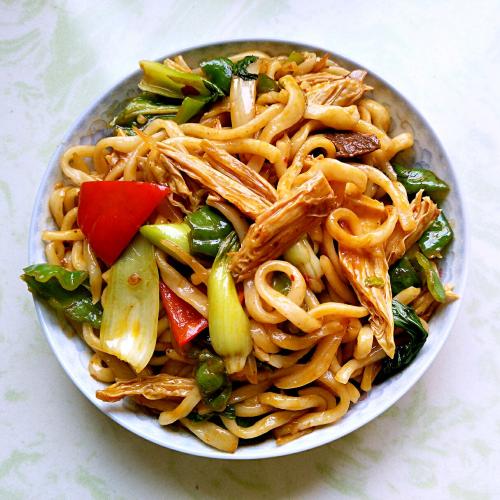 Noodles saltati con pomodori, uova e carne macinata