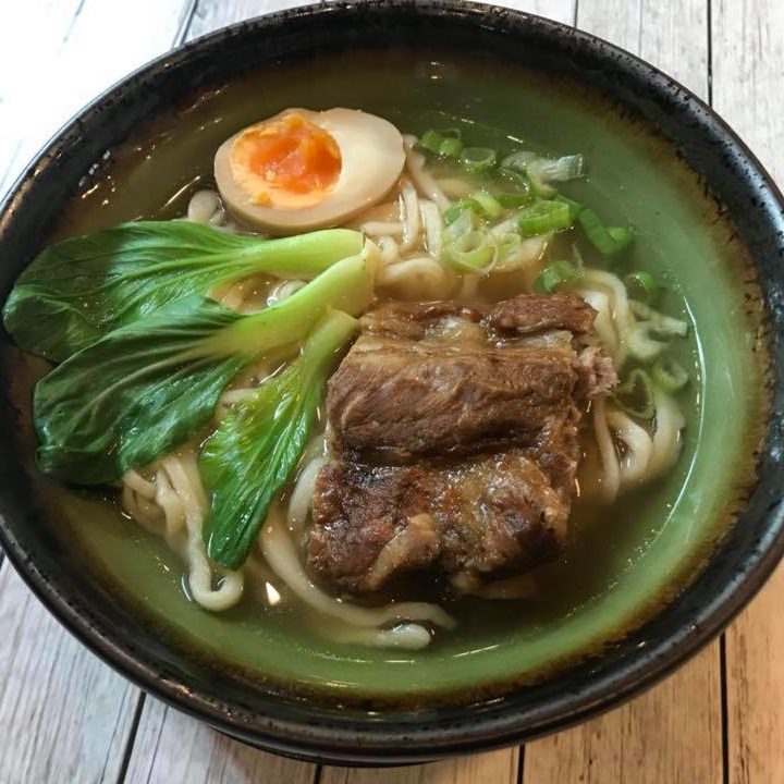 noodles in brodo con costine