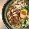 Noodles in brodo piccanti con fettine pancetta