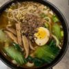 Noodles in brodo con pak choi e carne macinata 