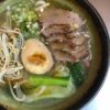 Noodles in brodo con fettine di vitello