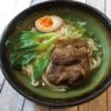 Noodles in brodo con costine