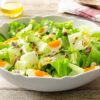 Insalata del giorno con salsa di sesamo fatto in casa